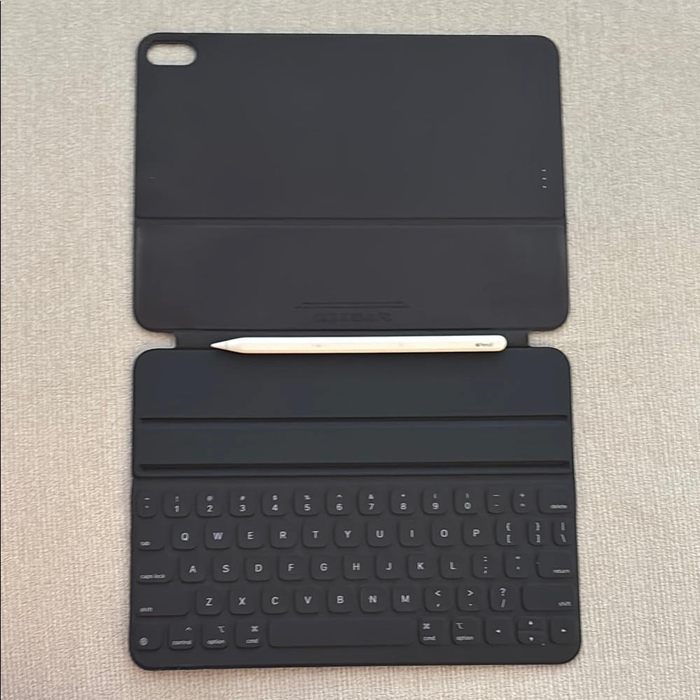 USED Apple Pencil 2 and Apple iPad Pro keyboard for 11 inch 2018 iPad Pro